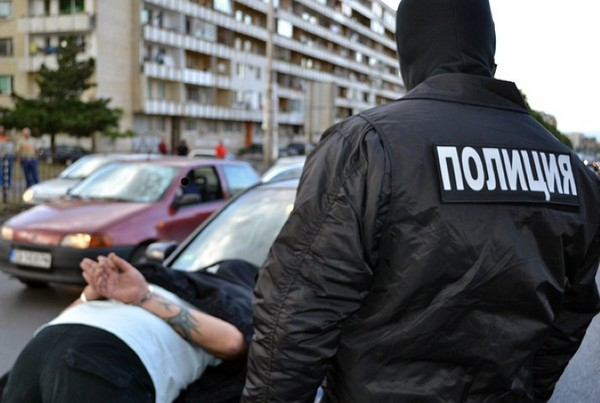 Екшън в Бургас: Полицаи проверяват банда криминално проявени, Иван хвърля пакети с пико