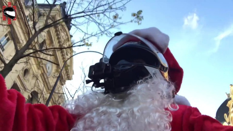 Шофьорка помете мъж на пешеходна пътека и избяга, но случаен мотоциклетист с костюм на Дядо Коледа спретна вълнуващо преследване! (СНИМКИ/ВИДЕО)