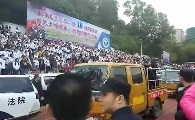 В Китай властите организираха екзекуция на 10 души като шоу и....изпратиха покани чрез социалните мрежи (СНИМКИ/ВИДЕО)