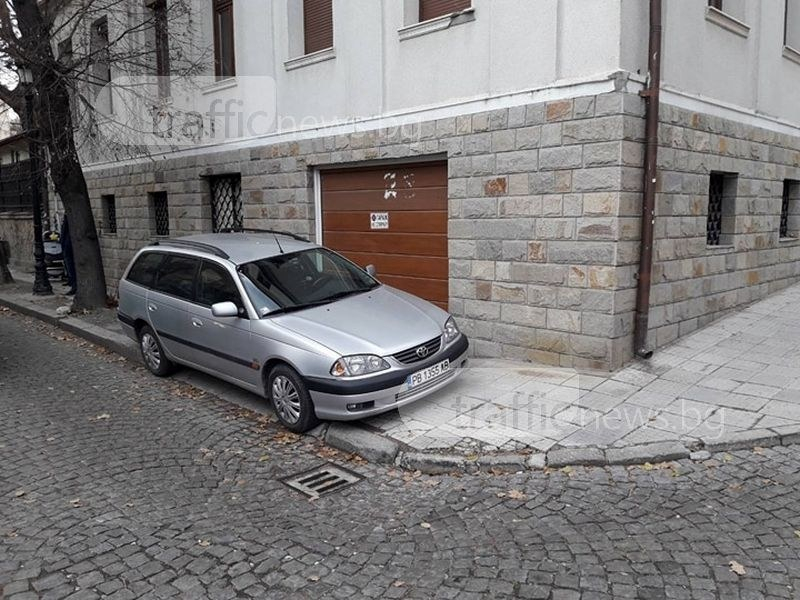 Божи човек паркира безумно върху тротоар в Пловдив, буден гражданин го накара да съжалява (СНИМКИ)