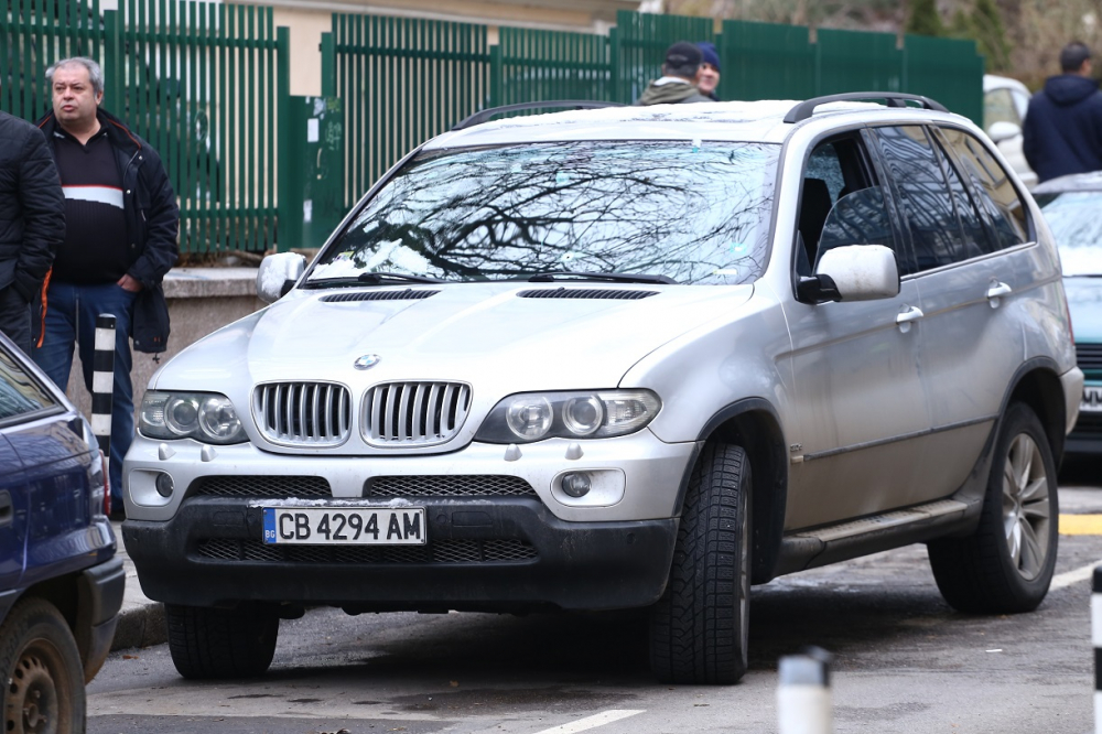 Стреляли по данъчния шеф Иво Стаменов от задната седалка на крадена "Тойота Рав 4", посипана с червен пипер