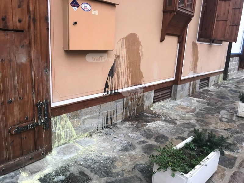 Вандали заляха с боя къща и кола в Стария Пловдив (СНИМКИ/ВИДЕО)