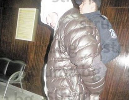 Млада комшийка е причината ченгето Петър Китанов да търка вече 5-и ден нара в ареста 