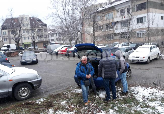 Млад врачанин приземи „Голф“ на паркинг, потроши друга кола (СНИМКИ)