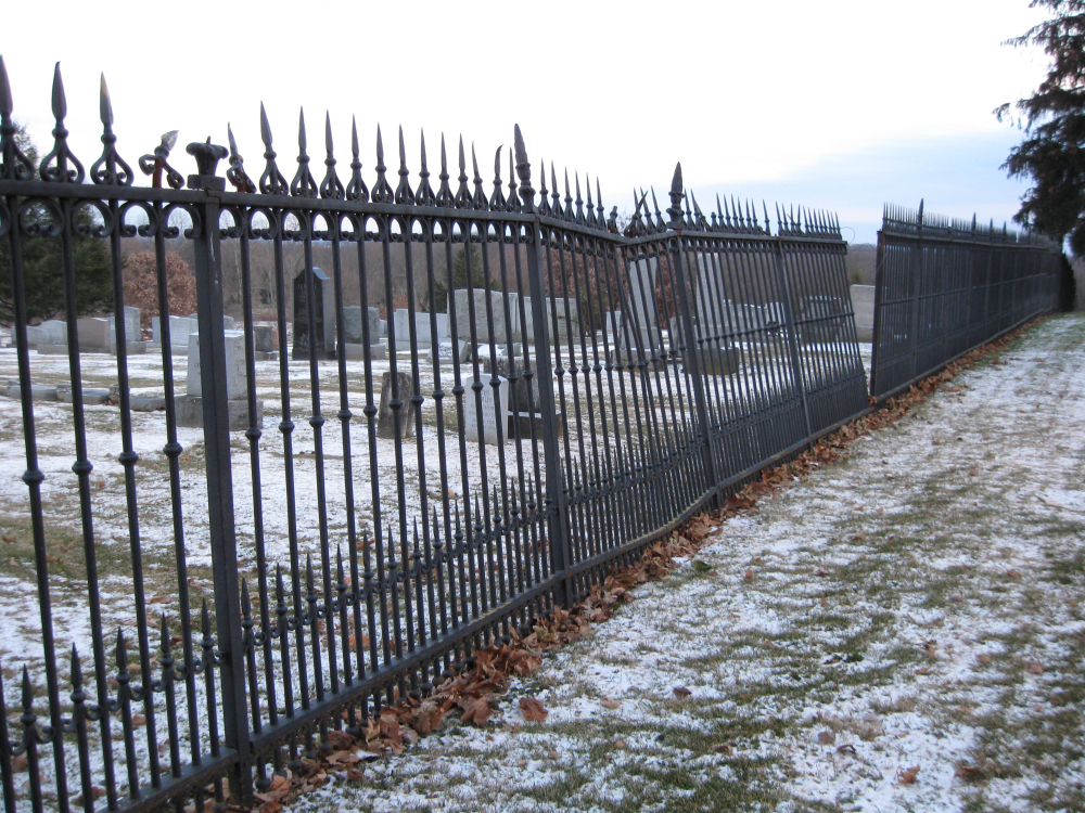 Психотрилър в Хисарско: Пастрок окова малко си детенце на оградата на гробище и го бил като куче