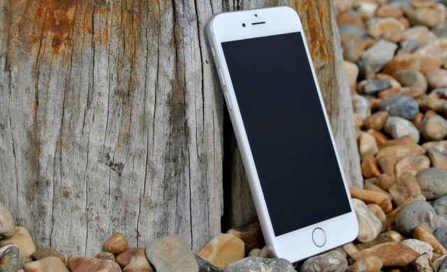 Apple призна: Да, забавяме скоростта на старите модели iPhone