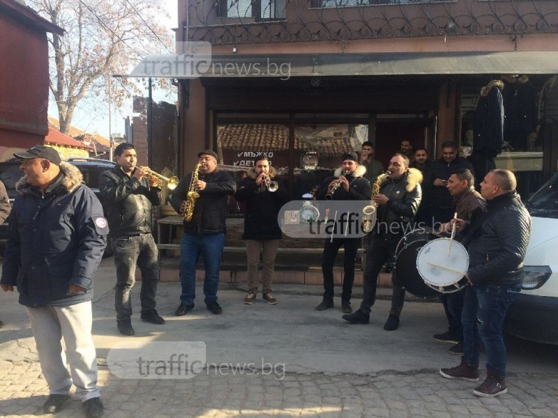 Коледата в Столипиново вече дойде! Цигански оркестър озвучава цялата махала (ВИДЕО) 