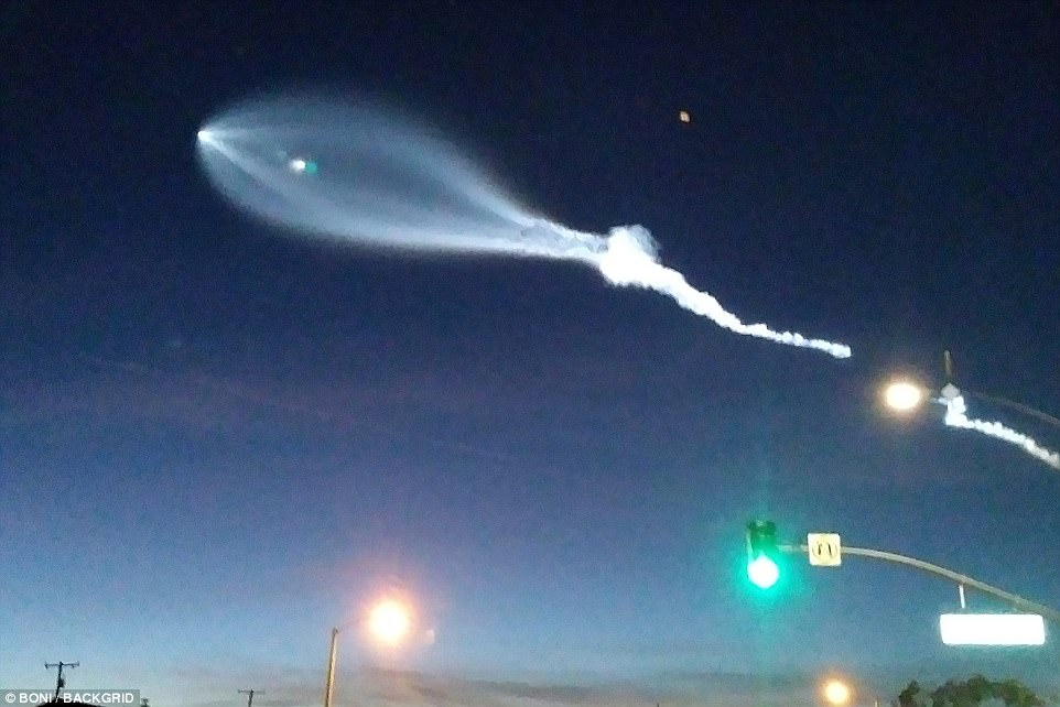 Извънземните нападат! Американците прегряха тел.911 за „ядрен НЛО с формата на риба от КНДР“ в небето (СНИМКИ/ВИДЕО)