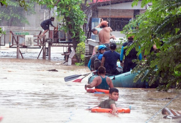 Адът слезе във Филипините! Близо 90 души загинали при свирепа буря (СНИМКИ)