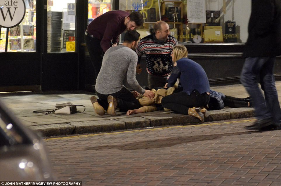 Британската полицията показа СНИМКИ на пили до безсъзнание англичани по случай празниците (СНИМКИ)