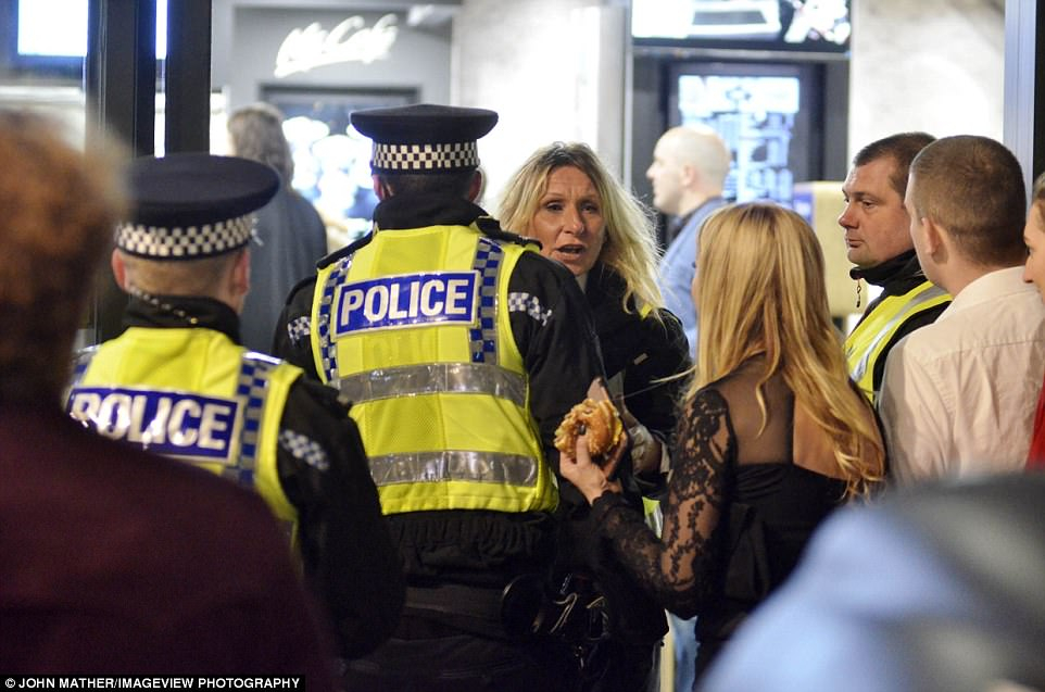 Британската полицията показа СНИМКИ на пили до безсъзнание англичани по случай празниците (СНИМКИ)