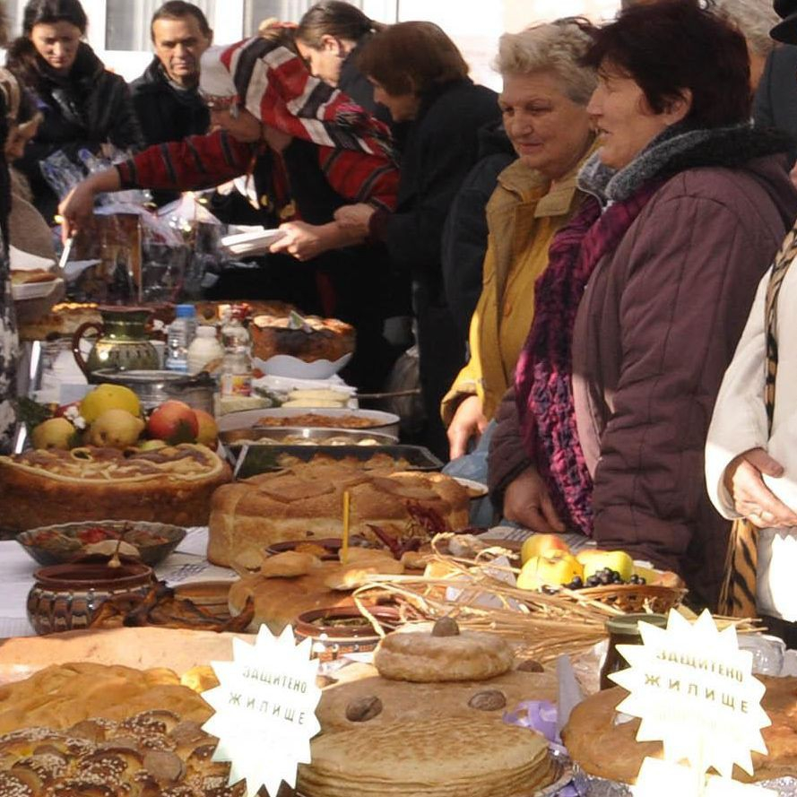 Бедните българи ще се изръсят над 2 милиарда лева за ядене и пиене по празниците 