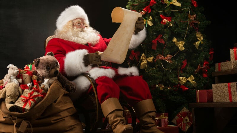 Легенди и предания: Кой раздава подаръците - Дядо Коледа или...