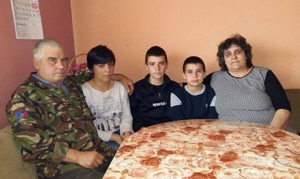Българско семейство с 15 деца няма пари за коледни подаръци и съжалява, че не е циганско, за да получва помощи от социалните!