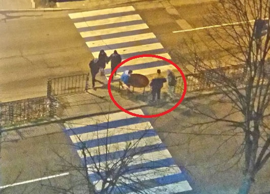Шаш в Хасково: Какво правят тези коледари насред пешеходната пътека?!