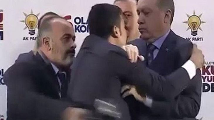 Паника и екшън! Мъж изскочи на сцената по време на Ердоган, сграбчи президента и... (ВИДЕО)
