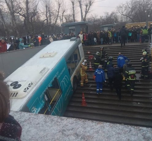 Извънредно! Безумен ужас в московското метро: Има загинали! Хеликоптер кръжи над станцията - евакуират хората (СНИМКИ)