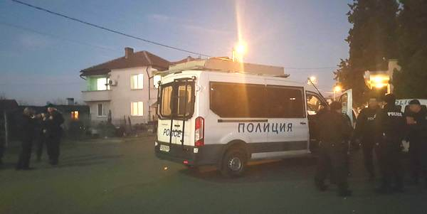 Страшен екшън във Варна с полицейски бус и 4 коли