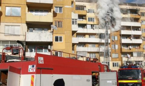 Адски пожар се разяри в жилищен блок в Монтанско (СНИМКА)