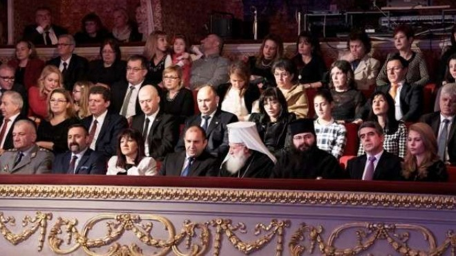 Караянчева за първи път показа съпруга си, но всички се питат: Къде е Деси Радева и защо на 1-я ред се кипри Деси Банова? 