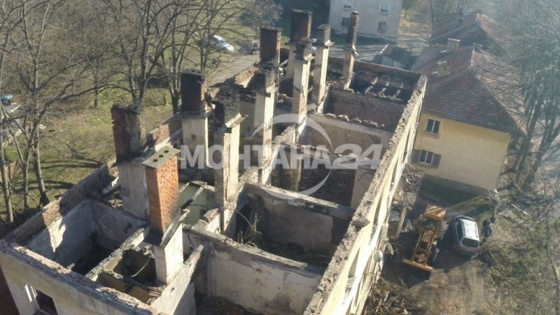 Страховити СНИМКИ показаха огнения ад в Бойчиновци, при който цял блок се изпепели