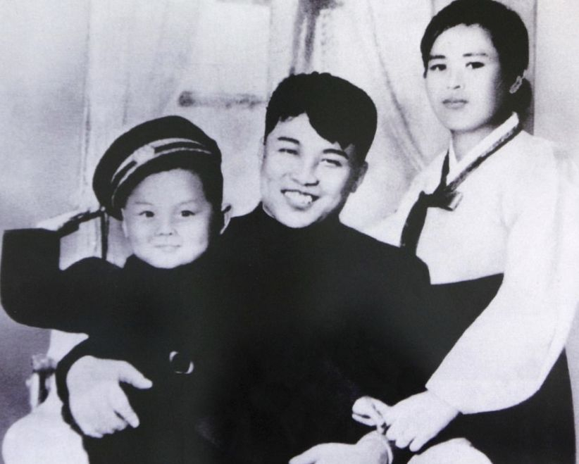 Ким Чен Ун отбеляза с размах рождения ден на баба си (СНИМКИ)