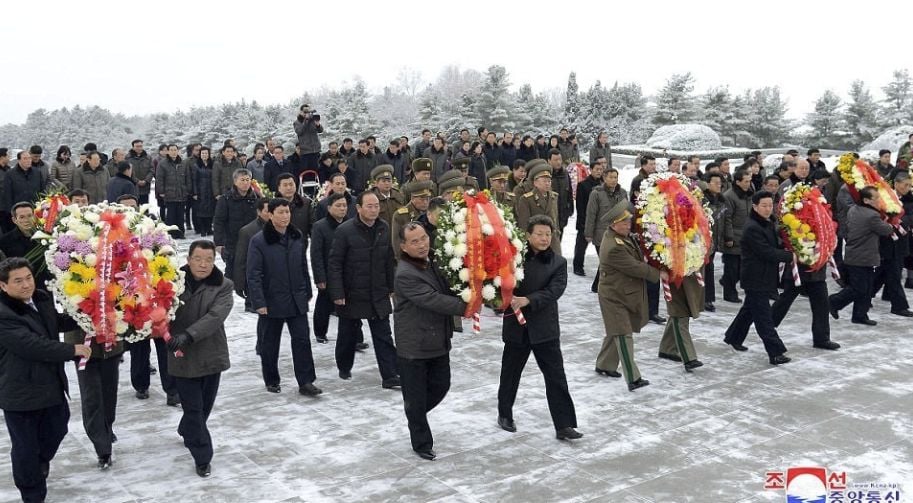 Ким Чен Ун отбеляза с размах рождения ден на баба си (СНИМКИ)