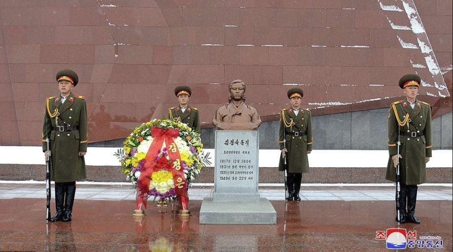 Ким Чен Ун отбеляза с размах рождения ден на баба си (СНИМКИ)