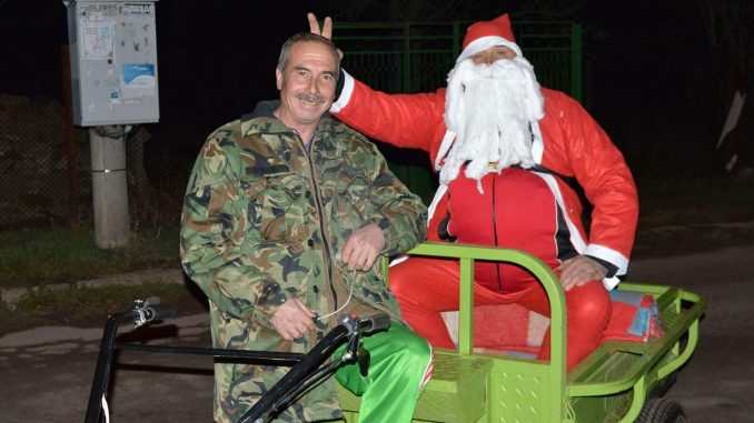 Уникален дядо Коледа обиколи къщите на село Ярджиловци възседнал... (СНИМКИ)