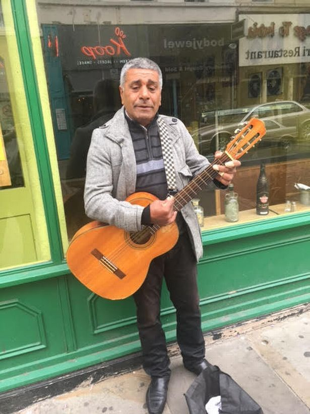 Българинът Мирослав (Мехмет) свири на улицата в Ливърпул и изведнъж се сдоби със свой солов албум