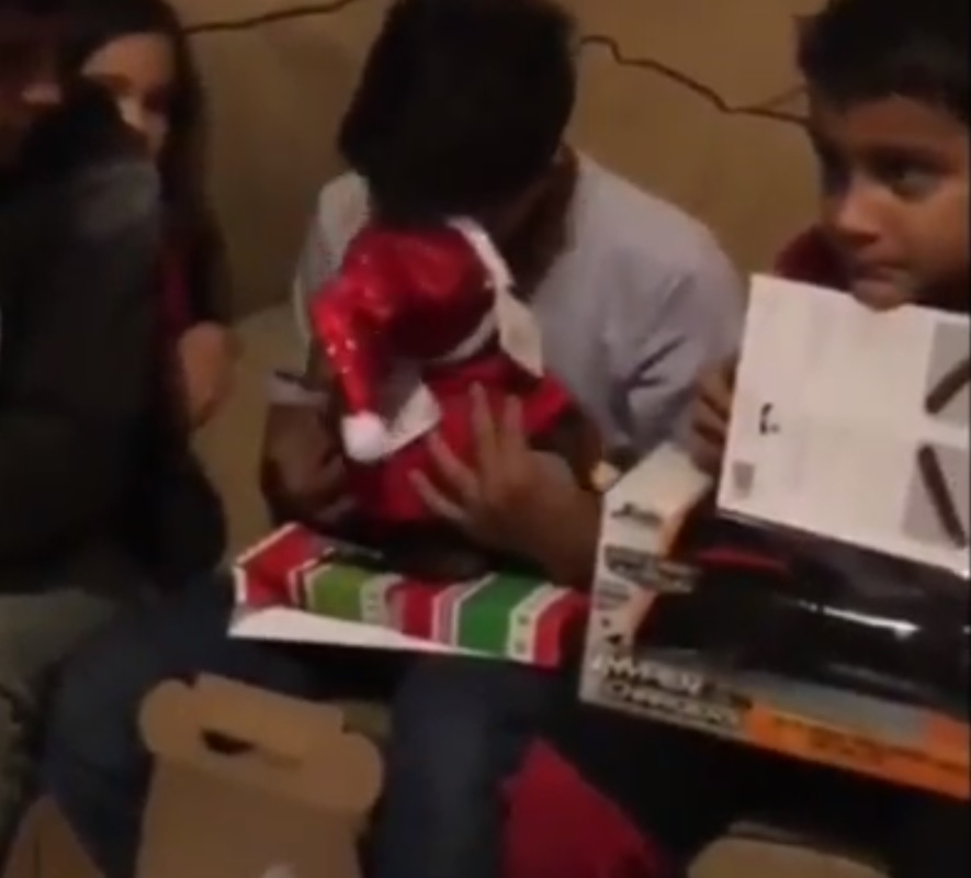 Баща подари за Коледа на сина си играчка, която говори като починалата му майка (ВИДЕО)