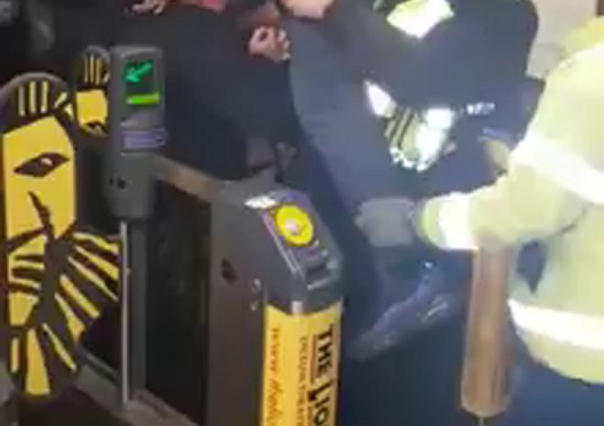 Шок! Мъж заклещи пениса си в бариерите на метрото (ВИДЕО 18 +)