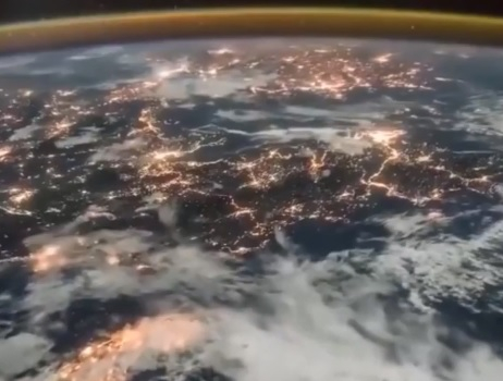 Уникална гледка! Вижте новогодишните светлинки на Земята, заснети от Космоса! (ВИДЕО)