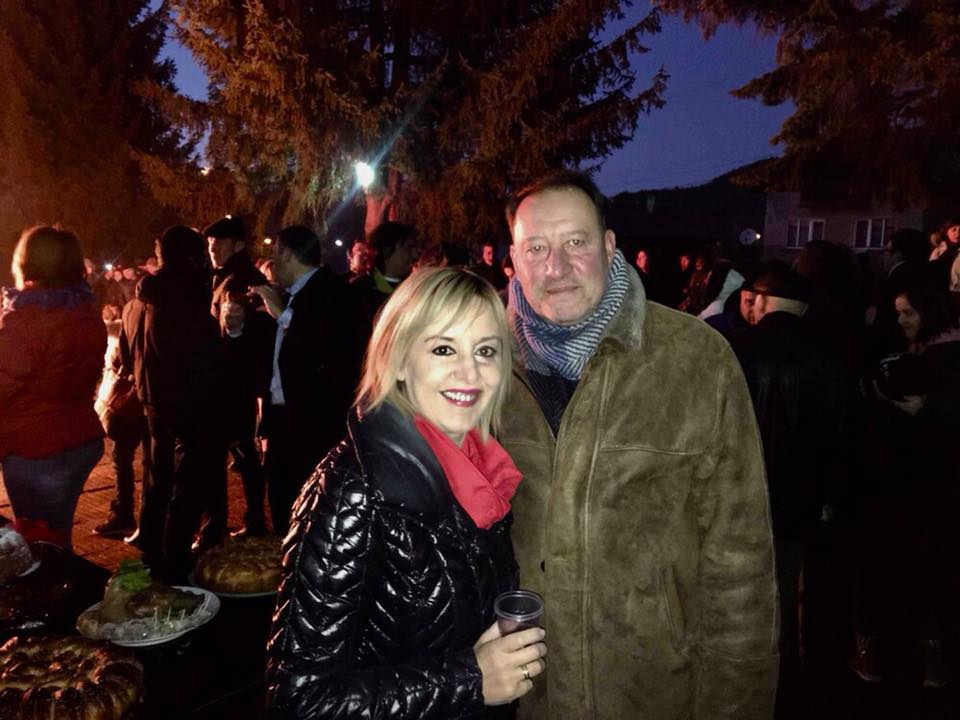 Мая Манолова празнува Новата година в ослепителна черна рокля (СНИМКИ)