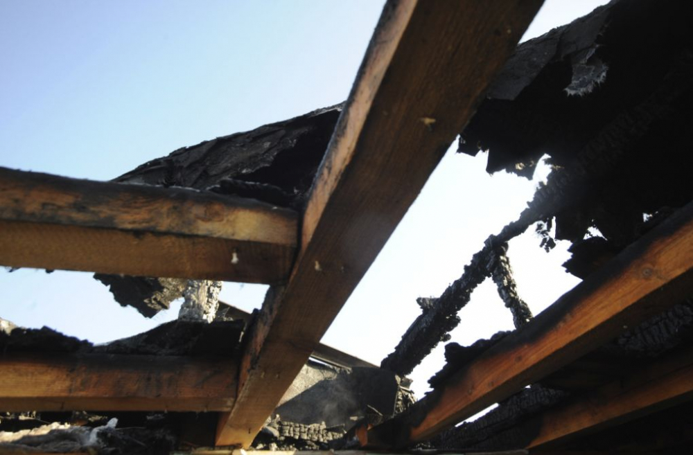 Ексклузивни СНИМКИ от Нови хан показват щетите, които нанесе огнената стихия на приюта на отец Иван, ето от къде тръгнал пожарът 