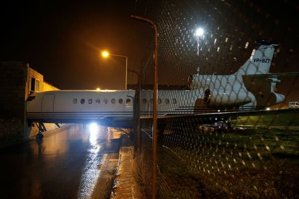 Инцидент с частния самолет на британски лорд! Машината излязла от пистата и се врязала в сграда до международно летище (СНИМКИ)