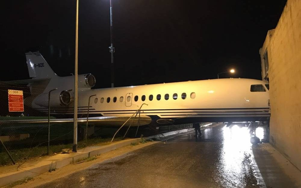 Инцидент с частния самолет на британски лорд! Машината излязла от пистата и се врязала в сграда до международно летище (СНИМКИ)