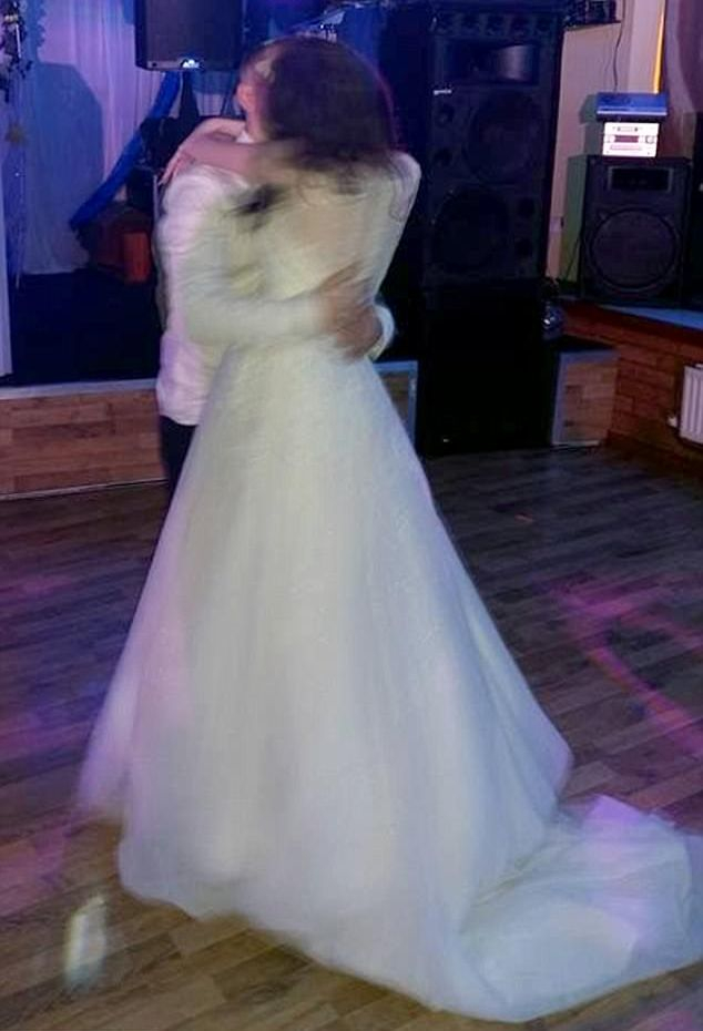 Младоженци се понесоха в първия си танц, но внезапно се случи нещо, което изуми всички гости на сватбата (СНИМКИ)