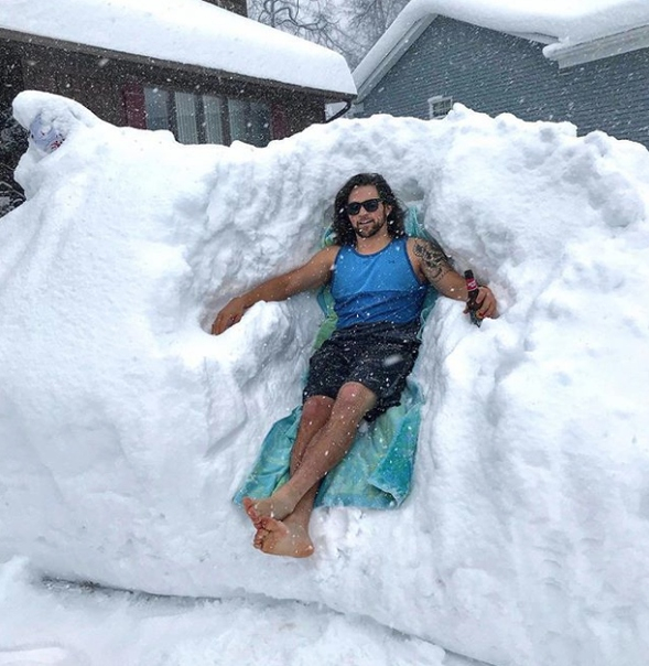 Ето кой ни "открадна" зимата! Вижте как жителите на САЩ се радват на удивителните дълбоки снежни преспи (СНИМКИ/ВИДЕО) 