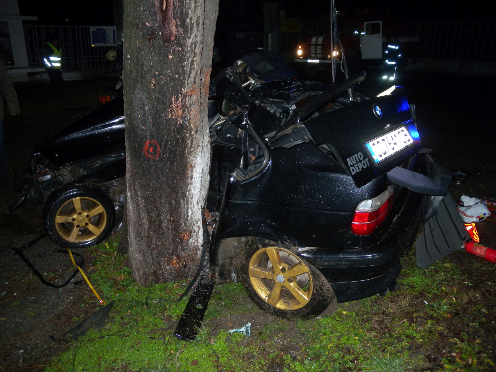 Млад шофьор без книжка се заби фатално в крайпътно дърво (СНИМКИ)
