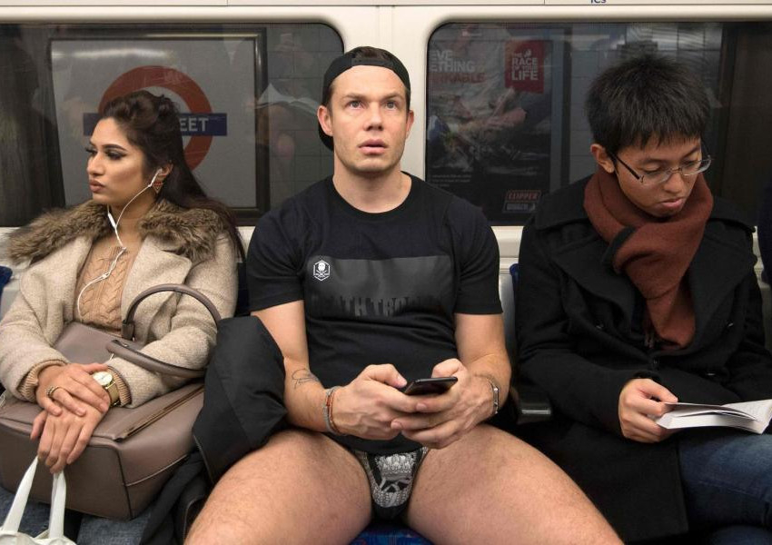 Ден без панталони! Мъжете се събуват и влизат в метрото (СНИМКА)