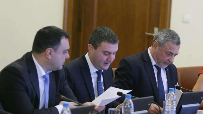 Осем министри са гласували против еднополовите бракове, обяви Валери Симеонов