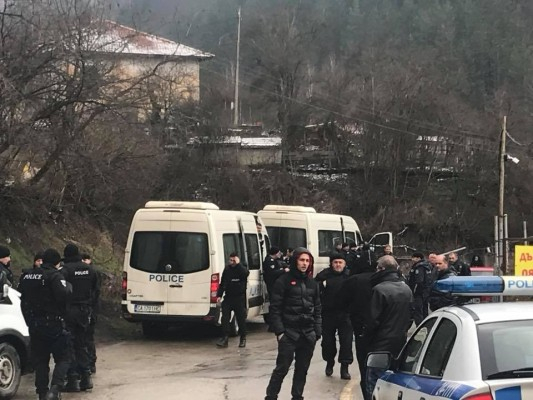 Акция на полицията в гетото в Бургас! Удариха ромската мафия за скрап