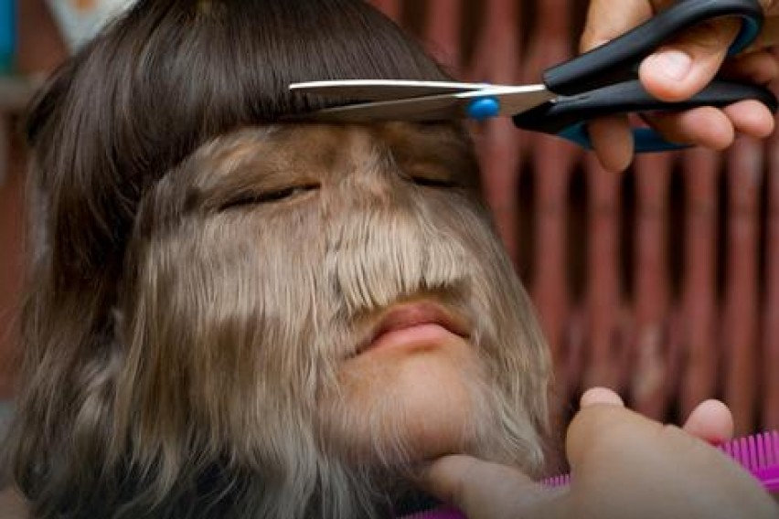 "Девойката върколак" обръсна за пръв път голямата си брада (ВИДЕО)