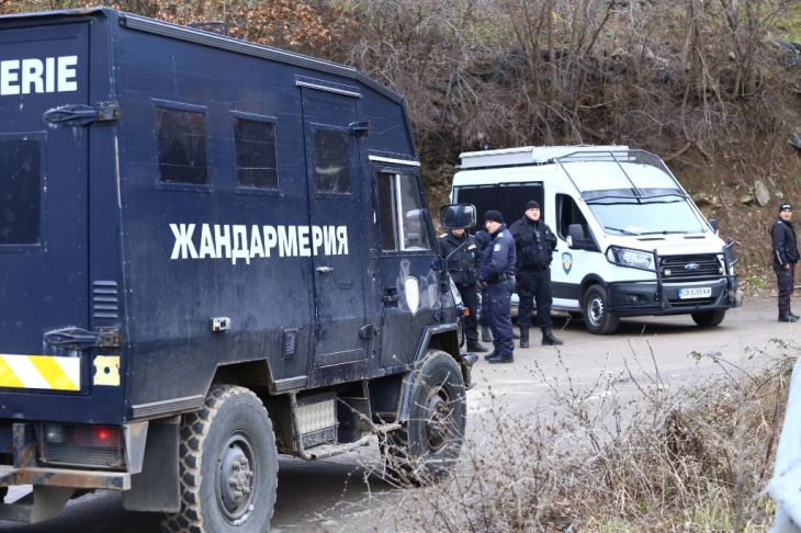 Първи СНИМКИ на арестуваните мутри при спецакцията във Ветово