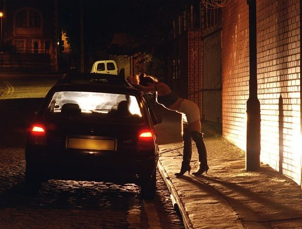 Британска проститутка роди, 30 минути по-късно се върна на "работа" (СНИМКИ)