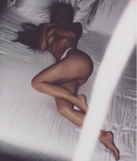 Ким Кардашиян започна ударно новата година, пусна се само по бикини от леглото (СНИМКА 18+)