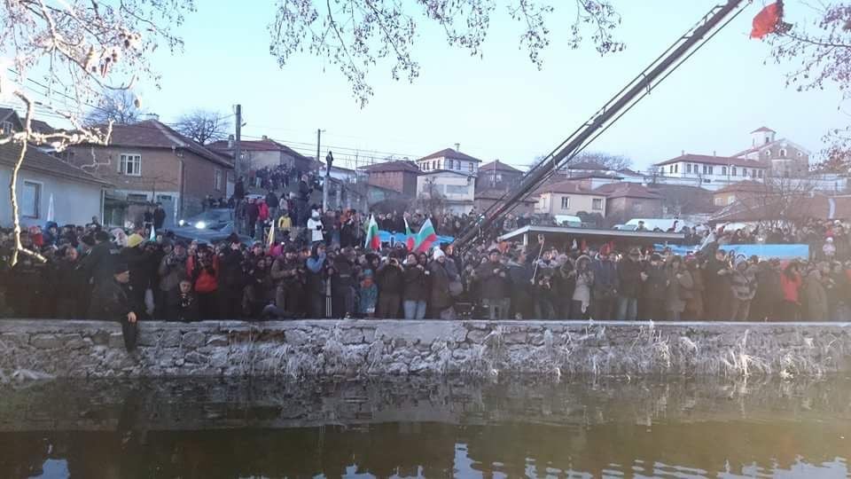 Уникално зрелище навръх Богоявление в Калофер! Градът на Ботев празнува (СНИМКИ)