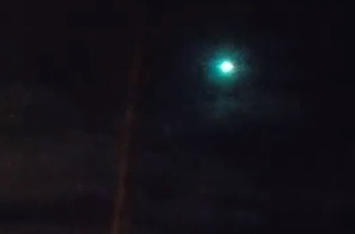Какво е това? Очевидци заснеха странна зелена топка в небето на Великобритания (ВИДЕО)