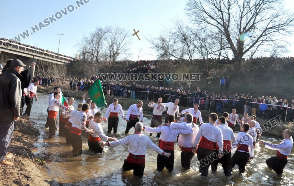 Второкласник извади кръста от ледените води на река Харманлийска (СНИМКИ)